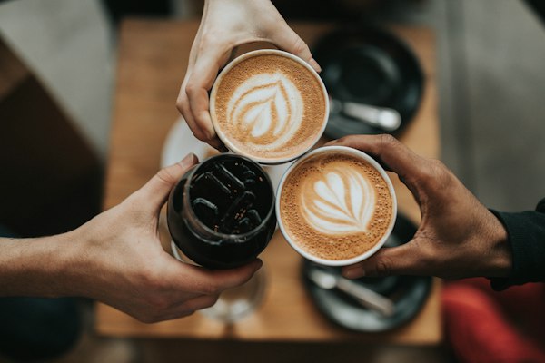 Xícaras de café usadas no exemplo de alimentação